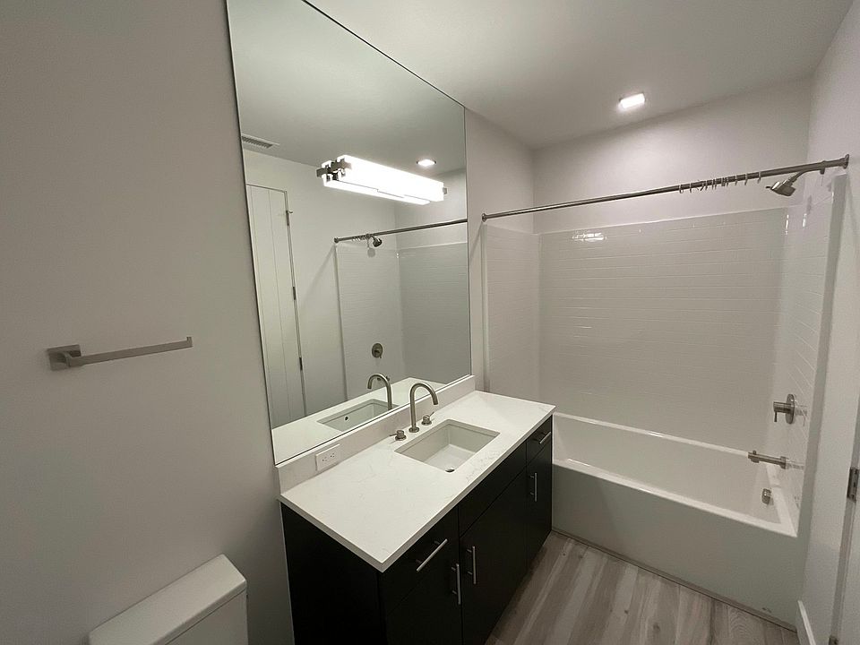 2nd image of 2051 Cross St #301