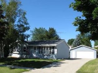 822 Villa Park Dr, West Bend, WI 53090