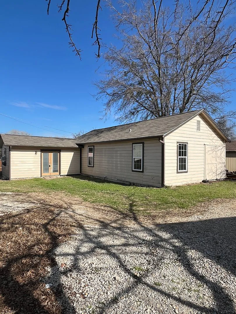 Coming Soon Historic Neighborhood - 2/1 - Pets Welcome - Hardwood Flooring! — Photo 2