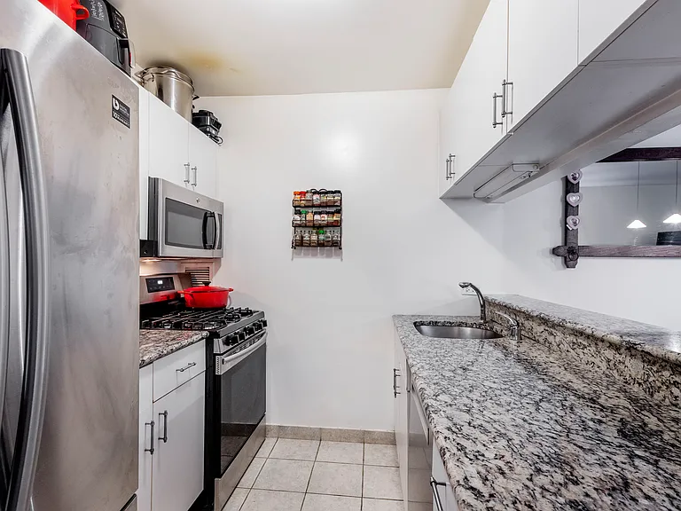 2250 Broadway #5E — Photo 4