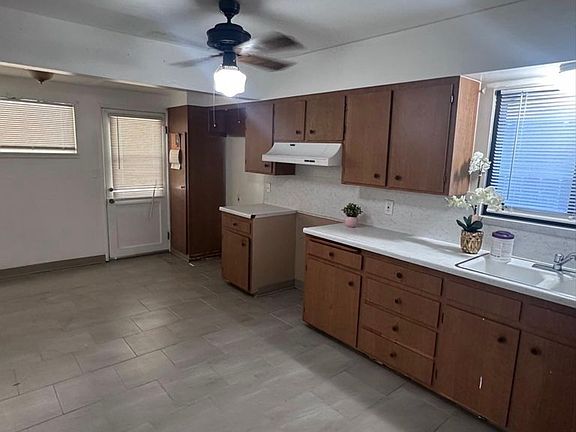 3rd image of 1380 N Del Mar Ave