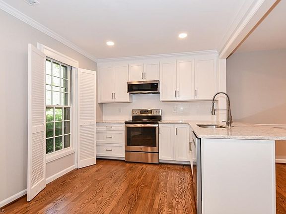 5th image of 402 A Fisher Park Cir