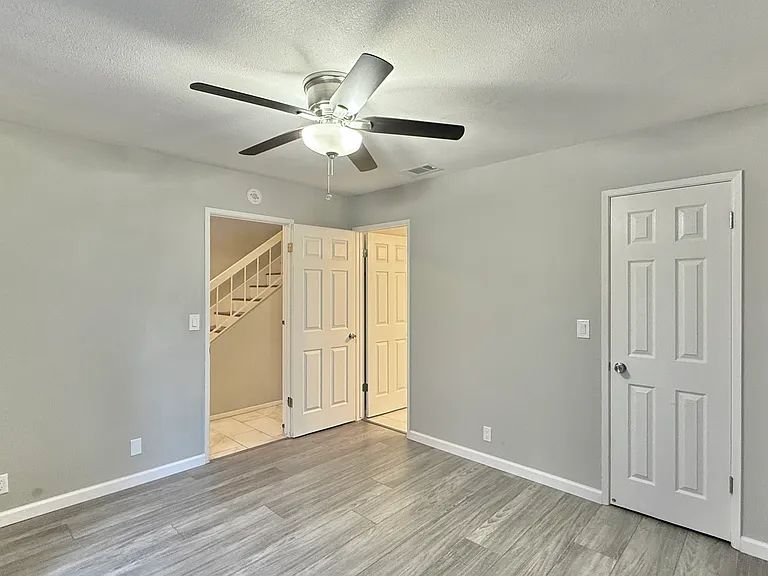 2135 E Valley Pkwy #33 — Photo 32