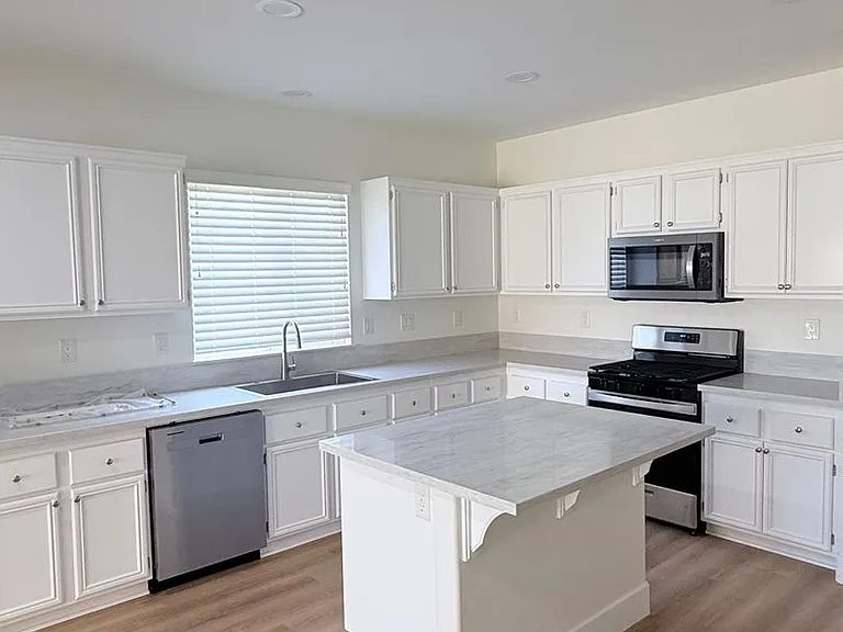 13403 Hawthorn Ave — Photo 9