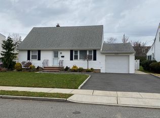 25 Woodhollow Rd, Albertson, NY 11507