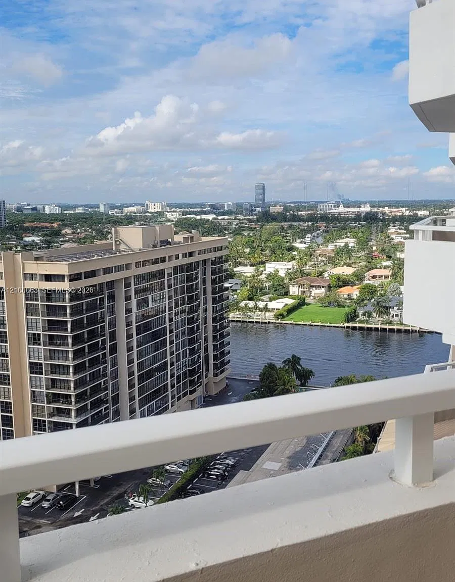Hemispheres Condo — Photo 1