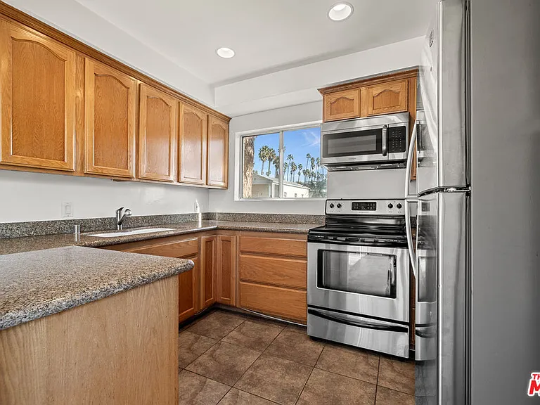 7560 Hollywood Blvd #109 — Photo 16