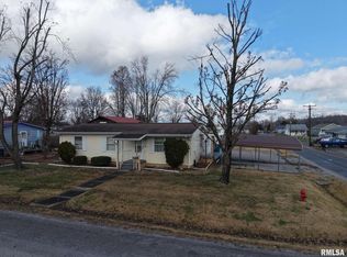 1113 E Ruth St, Benton, IL 62812