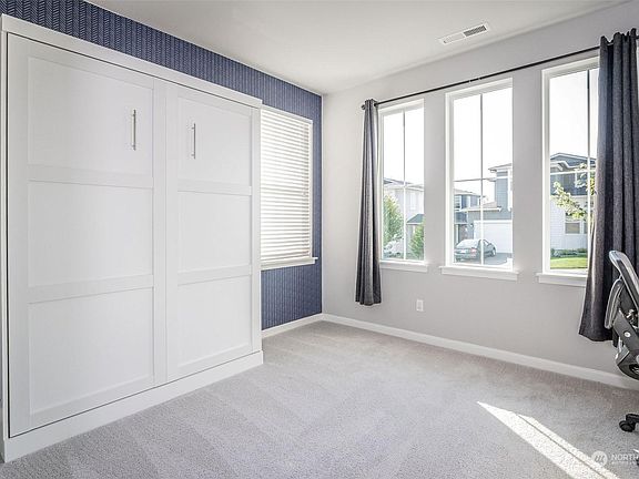 4th image of 18848 Colwood Ave NE