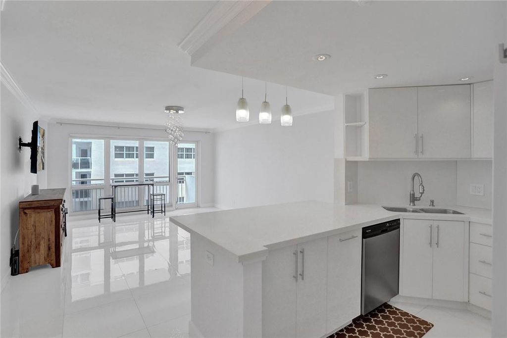 133 N POMPANO BEACH Boulevard #1103, photo 4