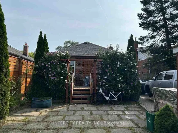 54 16th St, Toronto, ON M8V 3J8