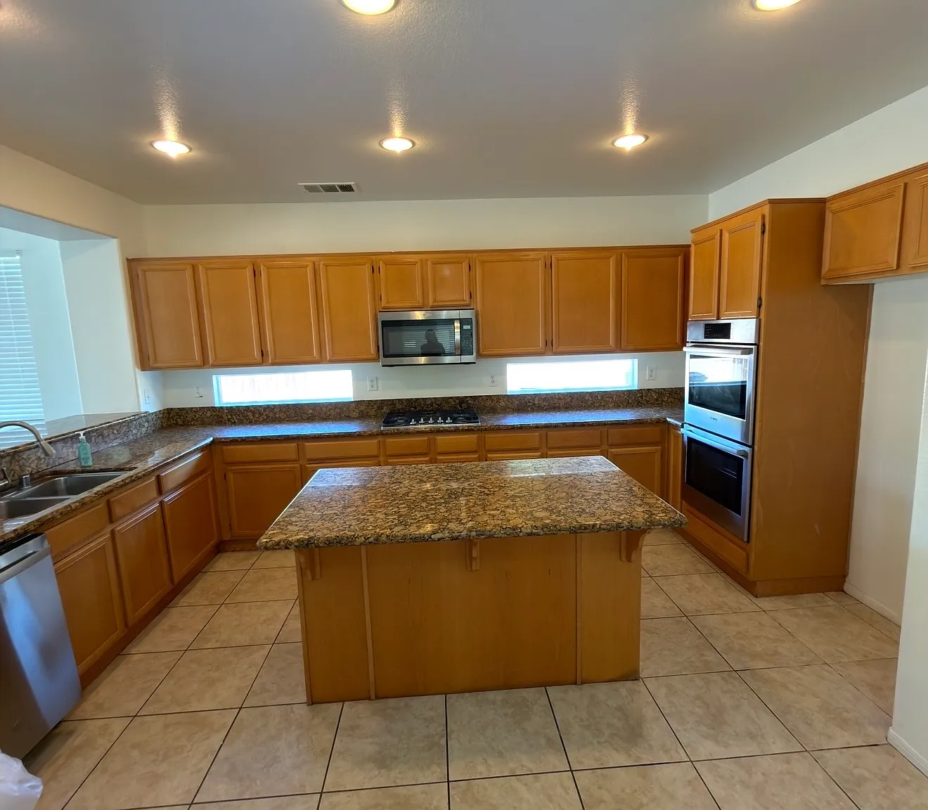 6 bed, 3166 sqft, $3,650 — Photo 2