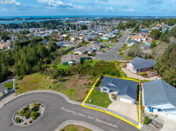 1124 Nautical Ct, Coos Bay, OR 97420