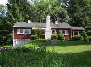 8386 Rockspring Dr, Chagrin Falls, OH 44023