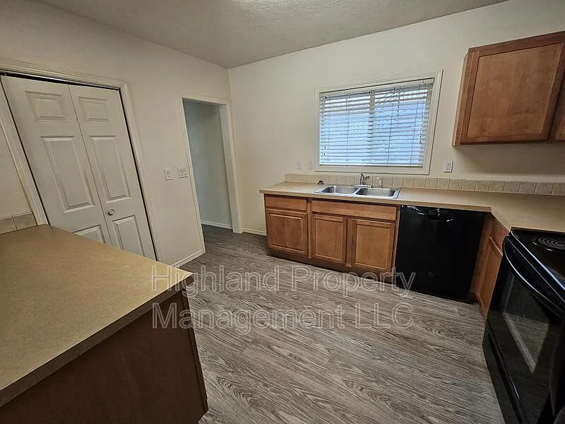 5 bed, 2.0 bath, 1500 sqft, $2,800 — Photo 3