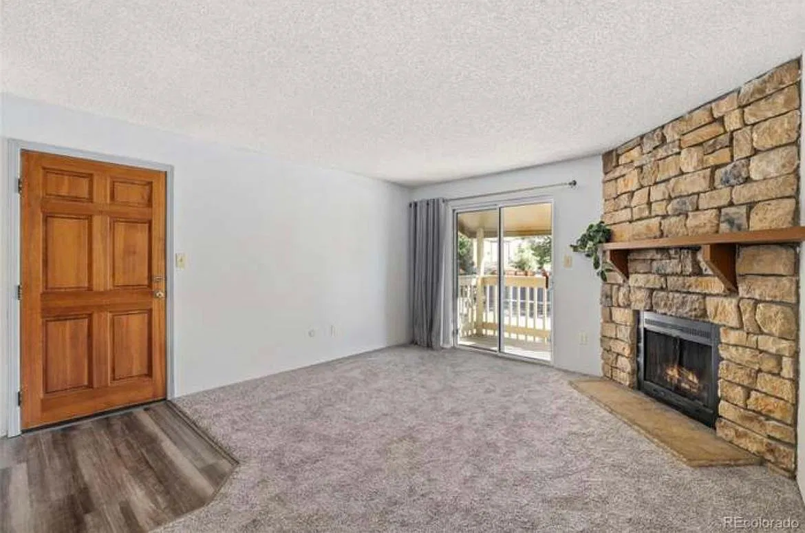 2 bed, 922 sqft, $2,400 — Photo 2