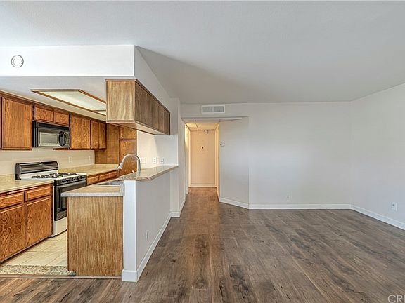 3rd image of 15946 Vanowen St Unit 101