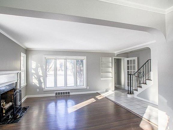 Living Room / view of entry