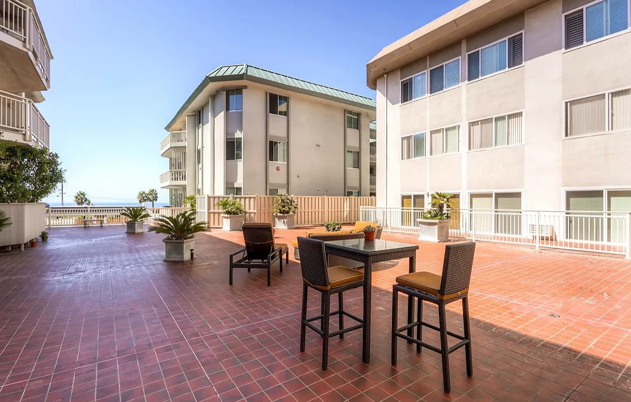 2 bed, 1355 sqft, $7,000 — Photo 2