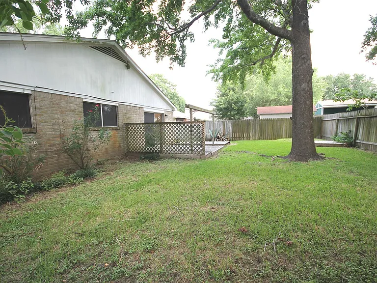 1106 Ravenscourt Dr — Photo 17