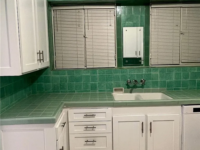 425 S Palm Dr — Photo 10