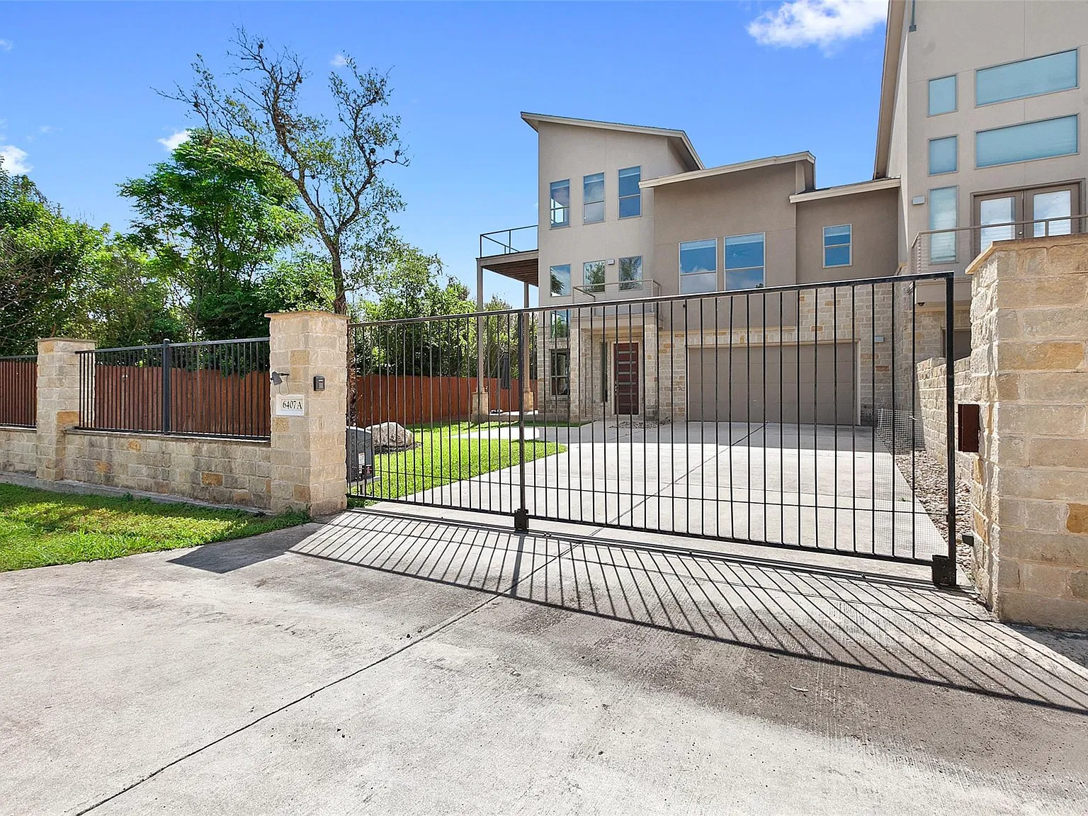 3 bed, 4.0 bath, 2200 sqft, $3,100 — Photo 2