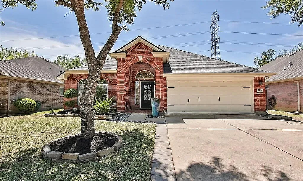 3 bed, 2.0 bath, 2122 sqft, $2,400 — Photo 1