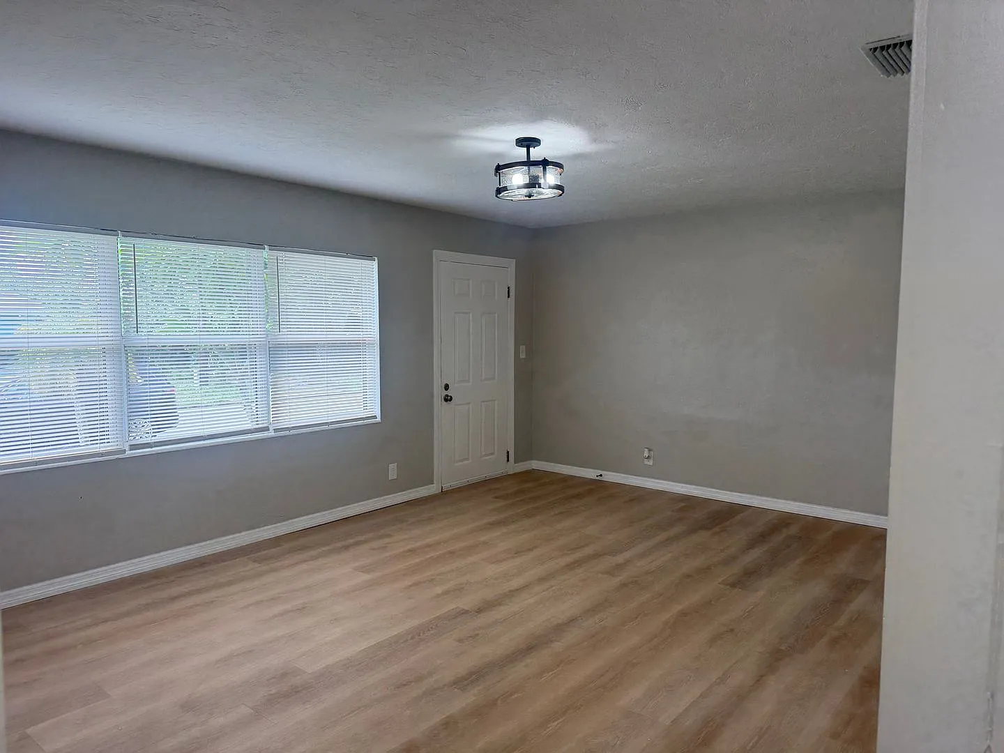 2 Bedroom Home in the Heart of Bradenton — Photo 4