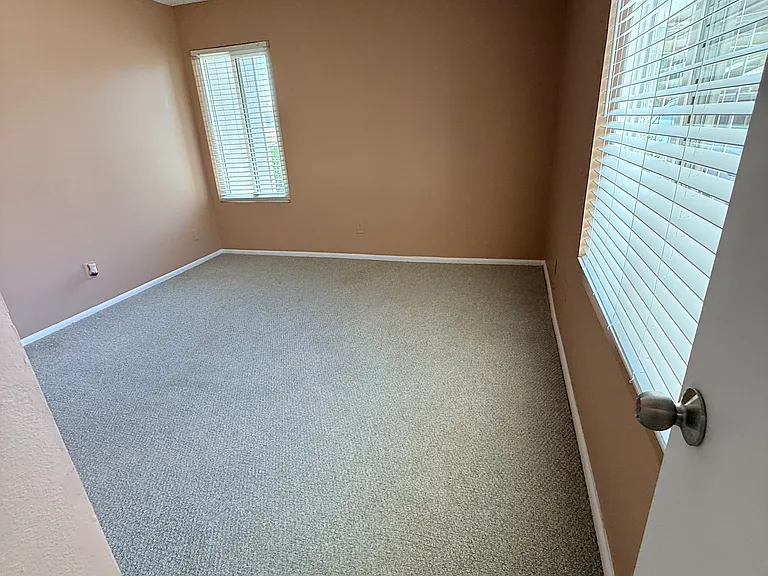7009 S 42nd Pl — Photo 8