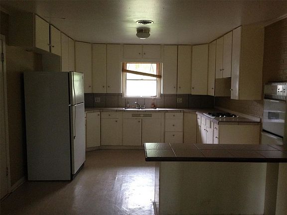 5th image of 1114 Langford St