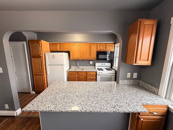 3rd image of 338 Magnolia Ter