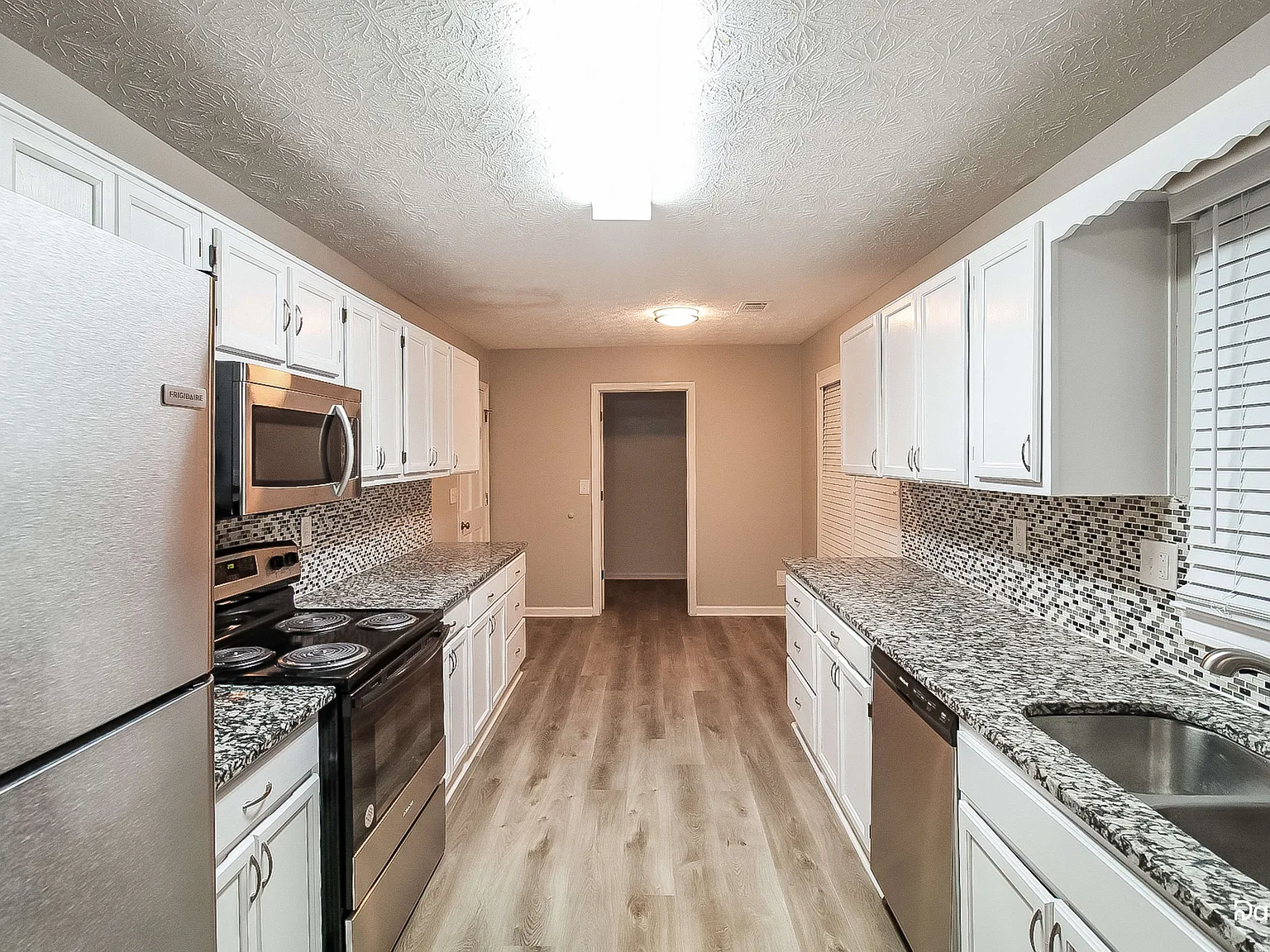 3 bed, 2.0 bath, 2127 sqft, $2,099 — Photo 3