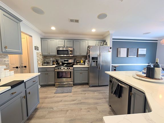 5th image of 207 Blue Heron Dr #207