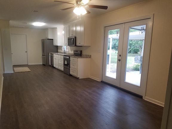 Breakfast nook to kitchen