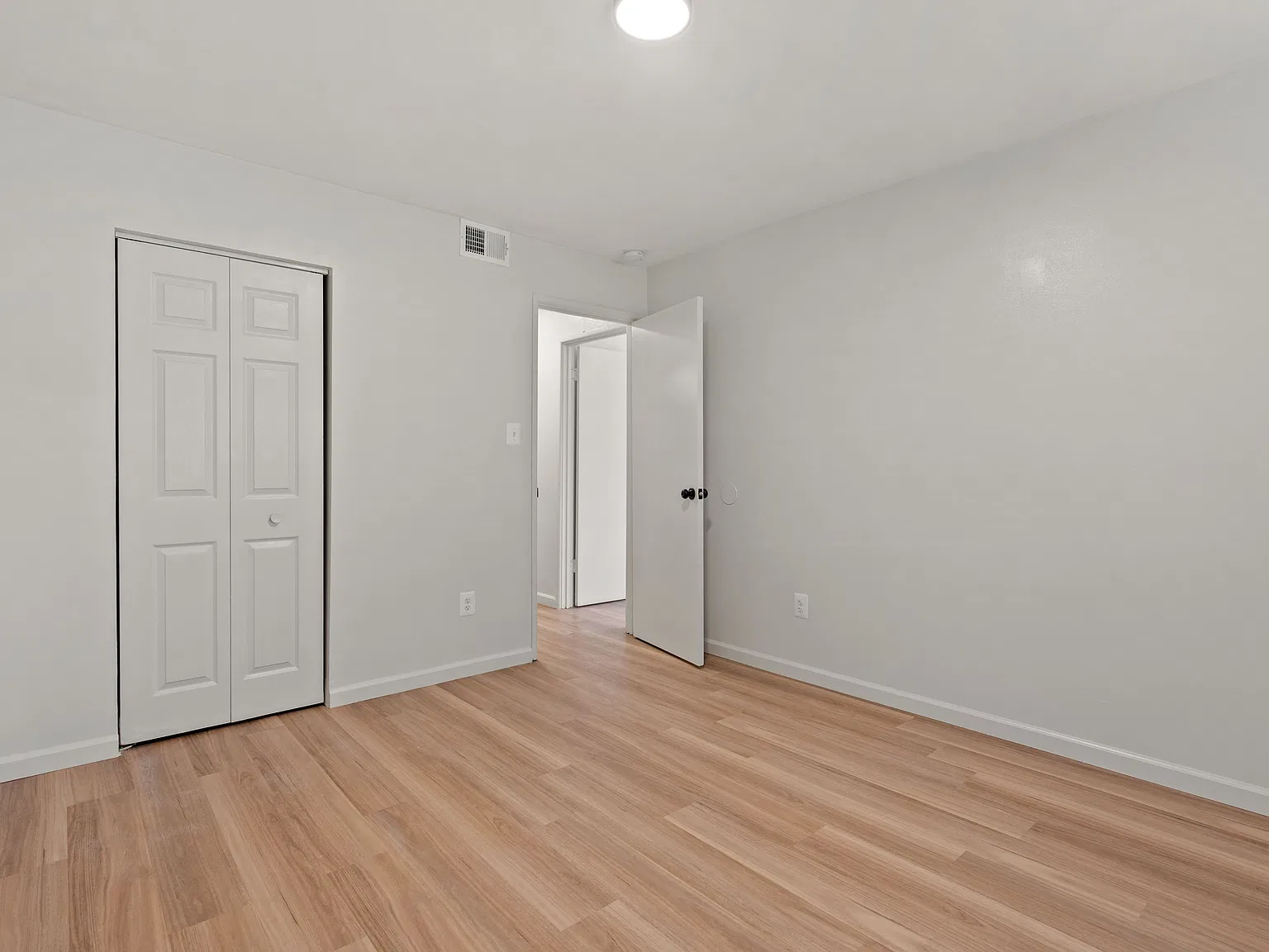 6 bed, 1900 sqft, $6,000 — Photo 2