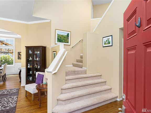 Inviting grand entry with soaring ceilings & skylight.