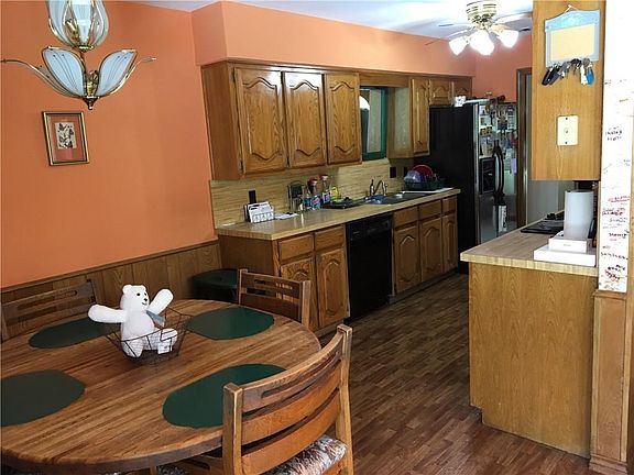 5th image of 221 Pecan Creek St