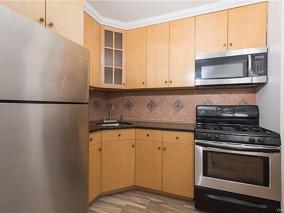 5th image of 1374 Midland Ave APT 303