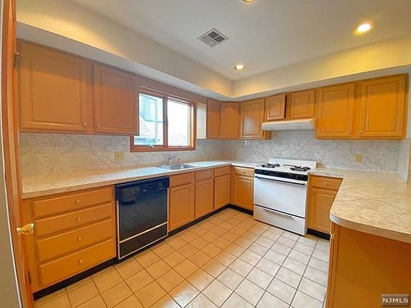 2nd image of 295 E Kinney St Floor 2