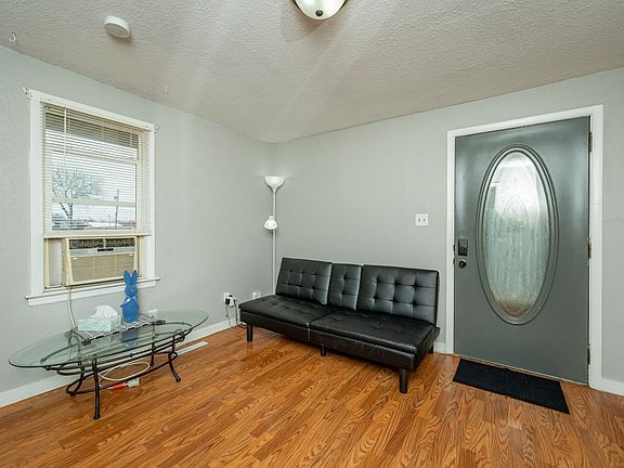 3rd image of 814 N 2nd Ave E