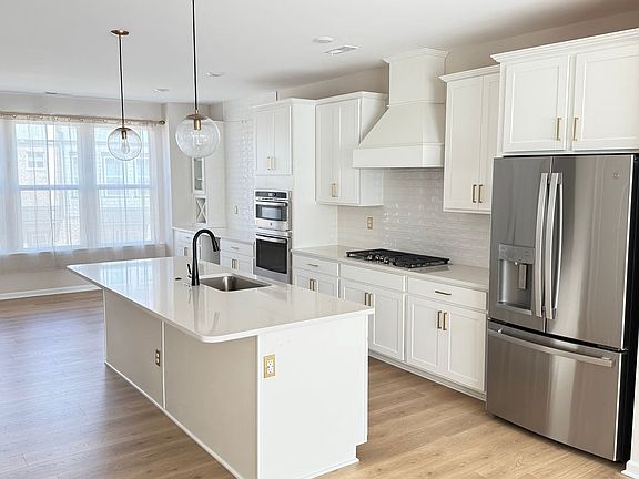 3rd image of 920 Mary Max Dr Suite 103