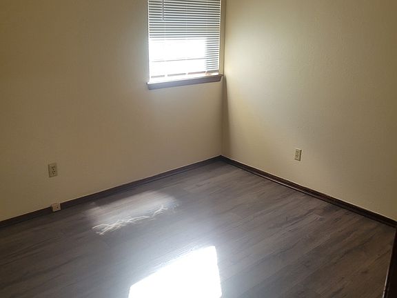 First bedroom with lots of light. Note that all windows have brand new Aluminum mini blinds.