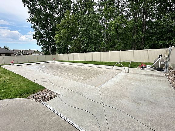 4th image of 15313 Springhill Dr