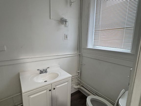 4th image of 87 Pequonnock St #1