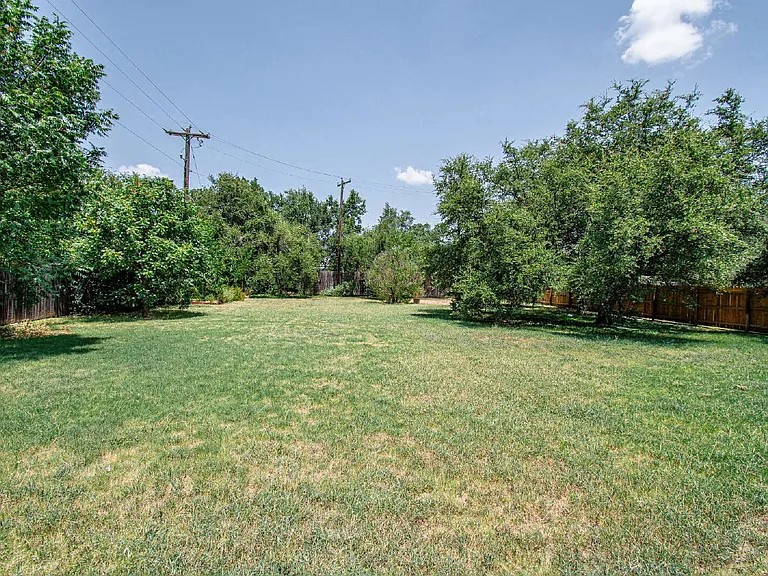 1401 Saxon Cir — Photo 26