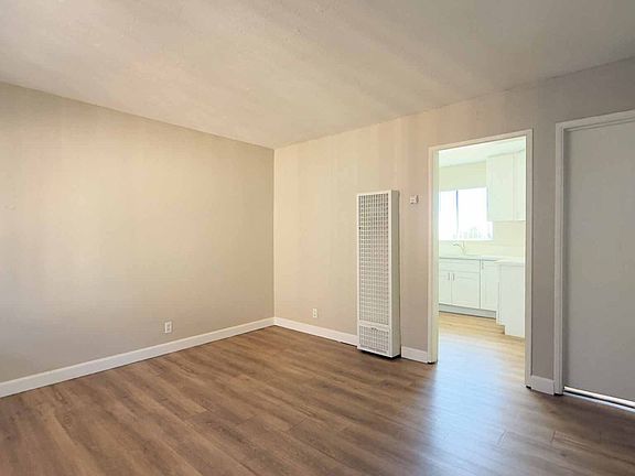 3rd image of 2715 44th St APT 6