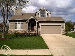 482 Hampton Ct, Wixom, MI 48393