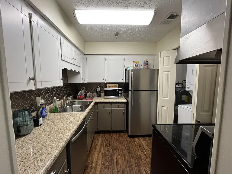 1808 State St #305 — Photo 3