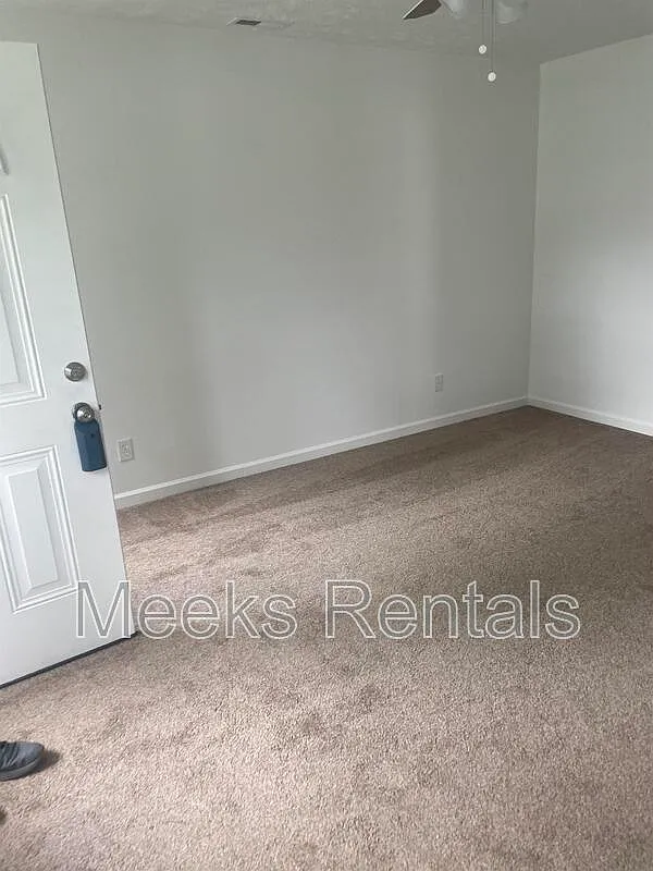 3 bed, 1.0 bath, 800 sqft, $900 — Photo 2