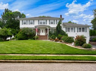 3 Foxboro Ln, Manalapan, NJ 07726